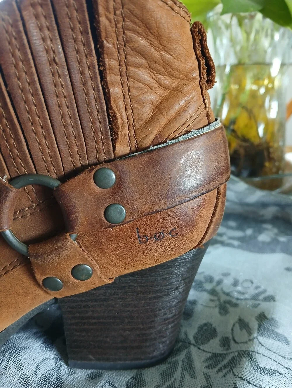 boc Women's Size 8.5 Cognac Brown Leather Ankle Booties with Decorative Ring